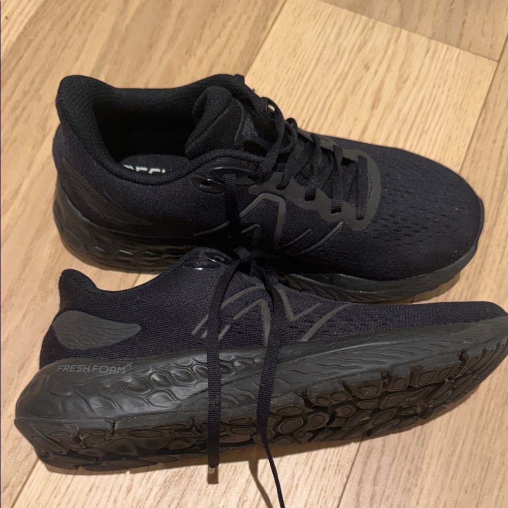 New Balance unisex  Black Athletic Shoes